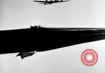 Standbild B-17 Bomber der Amerikanischen 47th Bomb Group Vereinigtes Königreich, 1942, aus Sekunde 33 historischem Filmmaterial Videoclip 65675028381