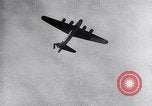 Standbild B-17 Bomber der Amerikanischen 47th Bomb Group Vereinigtes Königreich, 1942, aus Sekunde 34 historischem Filmmaterial Videoclip 65675028381
