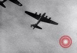 Standbild B-17 Bomber der Amerikanischen 47th Bomb Group Vereinigtes Königreich, 1942, aus Sekunde 35 historischem Filmmaterial Videoclip 65675028381