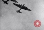 Standbild B-17 Bomber der Amerikanischen 47th Bomb Group Vereinigtes Königreich, 1942, aus Sekunde 36 historischem Filmmaterial Videoclip 65675028381