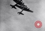 Standbild B-17 Bomber der Amerikanischen 47th Bomb Group Vereinigtes Königreich, 1942, aus Sekunde 37 historischem Filmmaterial Videoclip 65675028381