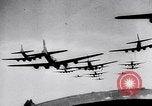 Standbild B-17 Bomber der Amerikanischen 47th Bomb Group Vereinigtes Königreich, 1942, aus Sekunde 46 historischem Filmmaterial Videoclip 65675028381