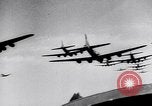 Standbild B-17 Bomber der Amerikanischen 47th Bomb Group Vereinigtes Königreich, 1942, aus Sekunde 47 historischem Filmmaterial Videoclip 65675028381