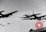 Standbild B-17 Bomber der Amerikanischen 47th Bomb Group Vereinigtes Königreich, 1942, aus Sekunde 48 historischem Filmmaterial Videoclip 65675028381