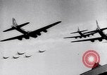 Standbild B-17 Bomber der Amerikanischen 47th Bomb Group Vereinigtes Königreich, 1942, aus Sekunde 49 historischem Filmmaterial Videoclip 65675028381