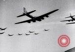 Standbild B-17 Bomber der Amerikanischen 47th Bomb Group Vereinigtes Königreich, 1942, aus Sekunde 50 historischem Filmmaterial Videoclip 65675028381