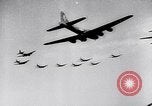 Standbild B-17 Bomber der Amerikanischen 47th Bomb Group Vereinigtes Königreich, 1942, aus Sekunde 51 historischem Filmmaterial Videoclip 65675028381