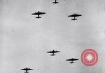 Standbild B-17 Bomber der Amerikanischen 47th Bomb Group Vereinigtes Königreich, 1942, aus Sekunde 52 historischem Filmmaterial Videoclip 65675028381