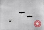 Standbild B-17 Bomber der Amerikanischen 47th Bomb Group Vereinigtes Königreich, 1942, aus Sekunde 53 historischem Filmmaterial Videoclip 65675028381