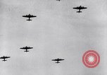 Standbild B-17 Bomber der Amerikanischen 47th Bomb Group Vereinigtes Königreich, 1942, aus Sekunde 54 historischem Filmmaterial Videoclip 65675028381