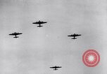 Standbild B-17 Bomber der Amerikanischen 47th Bomb Group Vereinigtes Königreich, 1942, aus Sekunde 55 historischem Filmmaterial Videoclip 65675028381