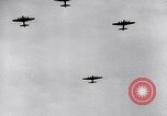 Standbild B-17 Bomber der Amerikanischen 47th Bomb Group Vereinigtes Königreich, 1942, aus Sekunde 56 historischem Filmmaterial Videoclip 65675028381