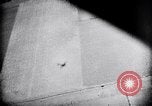 Standbild B-17 Bomber der Amerikanischen 47th Bomb Group Vereinigtes Königreich, 1942, aus Sekunde 59 historischem Filmmaterial Videoclip 65675028381