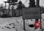 Image des épaves de véhicules Bastogne Belgique, 1945, de la seconde 5 séquences d'archives historiques vidéo 65675028441