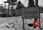 Image des épaves de véhicules Bastogne Belgique, 1945, de la seconde 6 séquences d'archives historiques vidéo 65675028441