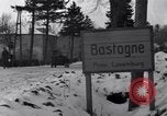Image des épaves de véhicules Bastogne Belgique, 1945, de la seconde 10 séquences d'archives historiques vidéo 65675028441
