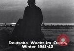 Standbild Schnee gebunden Deutsche angreifen Ostfront, 1942, aus Sekunde 28 historischem Filmmaterial Videoclip 65675028442