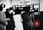 Image Les femmes américaines soutiennent les efforts de défense de la Seconde Guerre mondiale AS Ainsi que la première Guerre mondiale United States USA, 1943, de la seconde 5 séquences d'archives historiques vidéo 65675028455