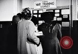 Image Les femmes américaines soutiennent les efforts de défense de la Seconde Guerre mondiale AS Ainsi que la première Guerre mondiale United States USA, 1943, de la seconde 6 séquences d'archives historiques vidéo 65675028455