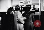 Image Les femmes américaines soutiennent les efforts de défense de la Seconde Guerre mondiale AS Ainsi que la première Guerre mondiale United States USA, 1943, de la seconde 7 séquences d'archives historiques vidéo 65675028455