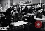 Image Les femmes américaines soutiennent les efforts de défense de la Seconde Guerre mondiale AS Ainsi que la première Guerre mondiale United States USA, 1943, de la seconde 9 séquences d'archives historiques vidéo 65675028455