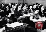 Image Les femmes américaines soutiennent les efforts de défense de la Seconde Guerre mondiale AS Ainsi que la première Guerre mondiale United States USA, 1943, de la seconde 10 séquences d'archives historiques vidéo 65675028455