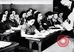 Image Les femmes américaines soutiennent les efforts de défense de la Seconde Guerre mondiale AS Ainsi que la première Guerre mondiale United States USA, 1943, de la seconde 13 séquences d'archives historiques vidéo 65675028455