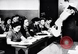 Image Les femmes américaines soutiennent les efforts de défense de la Seconde Guerre mondiale AS Ainsi que la première Guerre mondiale United States USA, 1943, de la seconde 15 séquences d'archives historiques vidéo 65675028455