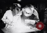 Image Les femmes américaines soutiennent les efforts de défense de la Seconde Guerre mondiale AS Ainsi que la première Guerre mondiale United States USA, 1943, de la seconde 60 séquences d'archives historiques vidéo 65675028455