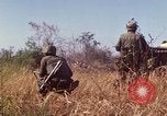 Immagine di Stati Uniti Marines Con Thien Vietnam, 1967, secondo 18 filmato di repertorio 65675028465