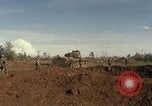 Immagine di Stati Uniti Marines Con Thien Vietnam, 1967, secondo 26 filmato di repertorio 65675028470