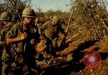 Image des Marines des États-Unis Con Thien Vietnam, 1967, de la seconde 32 séquences d'archives historiques vidéo 65675028472