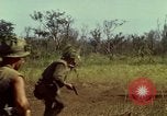 Image des Marines des États-Unis Con Thien Vietnam, 1967, de la seconde 32 séquences d'archives historiques vidéo 65675028473