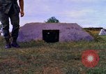 Image K-9 Sentry chiens Phu Cat Base aérienne Vietnam, 1969, de la seconde 15 séquences d'archives historiques vidéo 65675028490