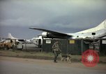 Immagine di Cani sentinella Tan Son Nhut Air Force Base Vietnam, 1965, secondo 34 filmato di repertorio 65675028499