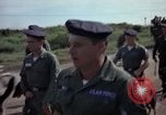 Standbild sentry Hunde Tan Son Nhut Air Force Base Vietnam, 1965, aus Sekunde 4 historischem Filmmaterial Videoclip 65675028500