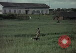 Immagine di Sentry cane attaccando Tan Son Nhut Air Force Base Vietnam, 1965, secondo 3 filmato di repertorio 65675028503