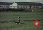 Immagine di Sentry cane attaccando Tan Son Nhut Air Force Base Vietnam, 1965, secondo 6 filmato di repertorio 65675028503