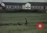 Immagine di Sentry cane attaccando Tan Son Nhut Air Force Base Vietnam, 1965, secondo 7 filmato di repertorio 65675028503