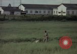 Immagine di Sentry cane attaccando Tan Son Nhut Air Force Base Vietnam, 1965, secondo 8 filmato di repertorio 65675028503