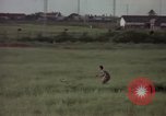 Immagine di Sentry cane attaccando Tan Son Nhut Air Force Base Vietnam, 1965, secondo 17 filmato di repertorio 65675028503