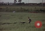 Immagine di Sentry cane attaccando Tan Son Nhut Air Force Base Vietnam, 1965, secondo 23 filmato di repertorio 65675028503