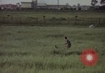 Immagine di Sentry cane attaccando Tan Son Nhut Air Force Base Vietnam, 1965, secondo 28 filmato di repertorio 65675028503