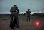 Standbild sentry Dog Training Tan Son Nhut Air Force Base Vietnam, 1965, aus Sekunde 11 historischem Filmmaterial Videoclip 65675028509