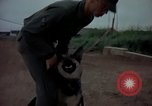 Standbild sentry Dog Training Tan Son Nhut Air Force Base Vietnam, 1965, aus Sekunde 13 historischem Filmmaterial Videoclip 65675028509