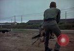 Standbild sentry Dog Training Tan Son Nhut Air Force Base Vietnam, 1965, aus Sekunde 38 historischem Filmmaterial Videoclip 65675028509