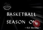 Standbild basketball Match New York United States USA, 1945, aus Sekunde 3 historischem Filmmaterial Videoclip 65675028535
