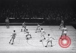 Standbild basketball Match New York United States USA, 1945, aus Sekunde 5 historischem Filmmaterial Videoclip 65675028535