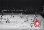 Standbild basketball Match New York United States USA, 1945, aus Sekunde 6 historischem Filmmaterial Videoclip 65675028535