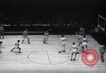 Standbild basketball Match New York United States USA, 1945, aus Sekunde 7 historischem Filmmaterial Videoclip 65675028535
